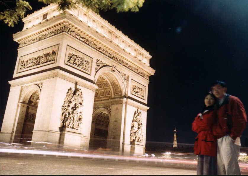 arc de triomphe side jj night.JPG (69135 bytes)