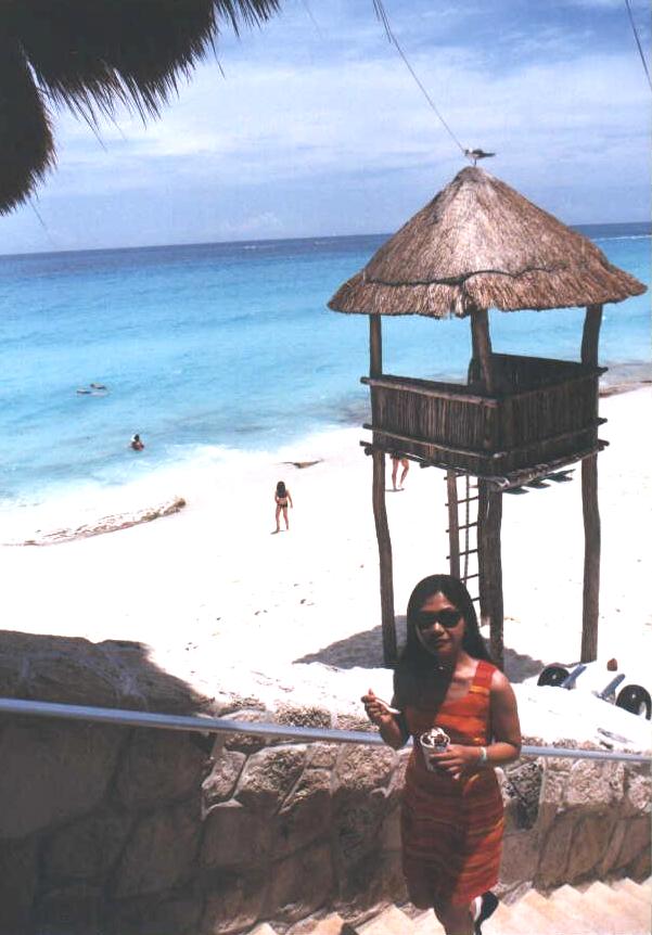 cancun beach step up m.JPG (64681 bytes)