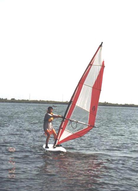cancun windsurf b pulling.JPG (37261 bytes)