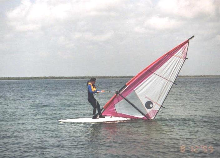 cancun windsurf m pulling.JPG (47842 bytes)