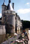 chenonceau front m flowers.JPG (80200 bytes)