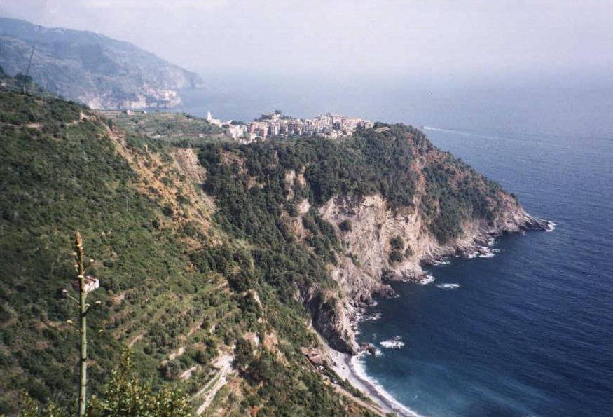 ciqueterr 3 far view.JPG (90075 bytes)