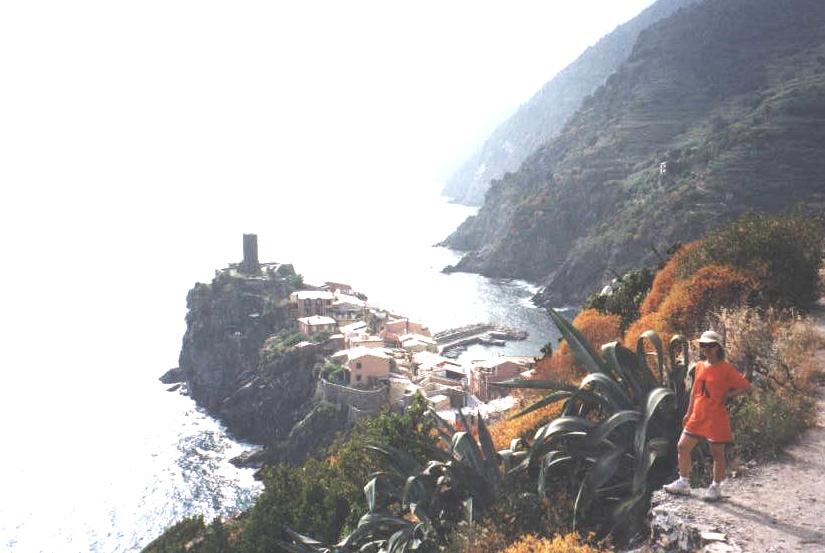 ciqueterr 4 far view m.JPG (58210 bytes)