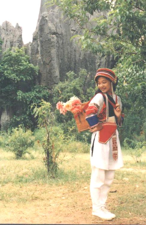 first trip m flower girl.JPG (69638 bytes)