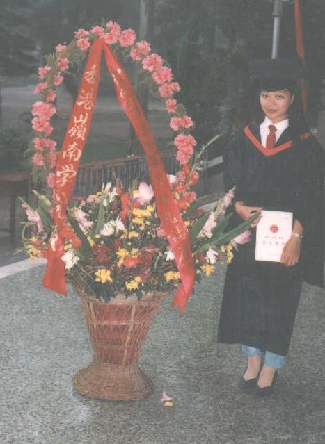 graduation_GZ_m_flowers.JPG (44541 bytes)