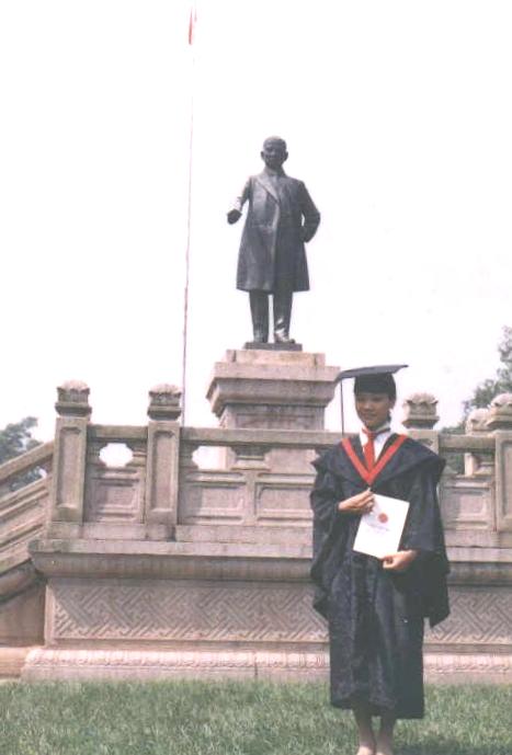 graduation GZ m stand.JPG (33939 bytes)