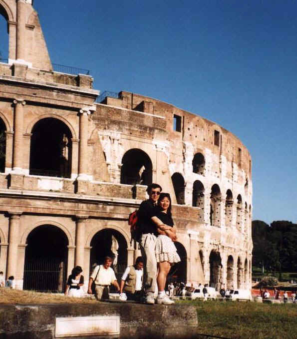rome colosseum ioutside jj.JPG (73355 bytes)