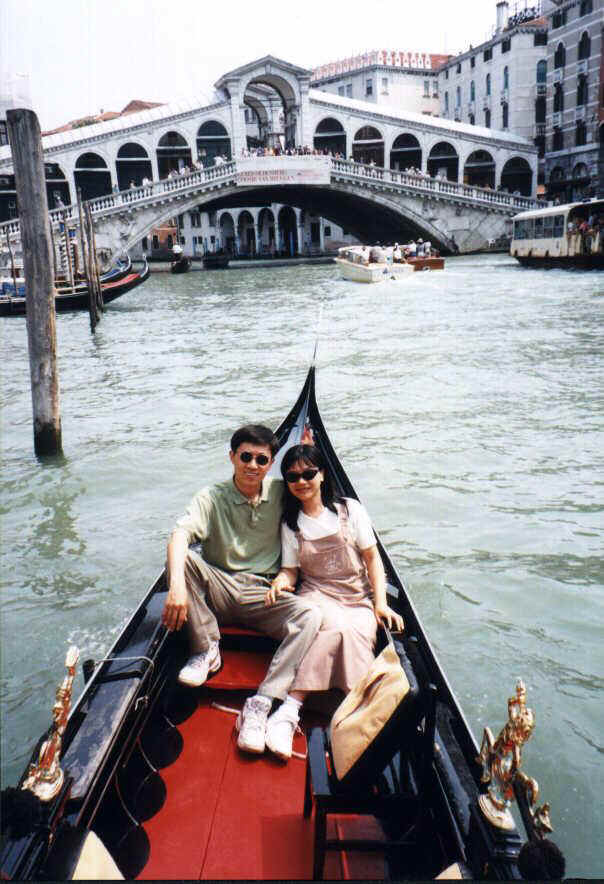 venice gondolas ride - jj rialto bridge.JPG (91513 bytes)