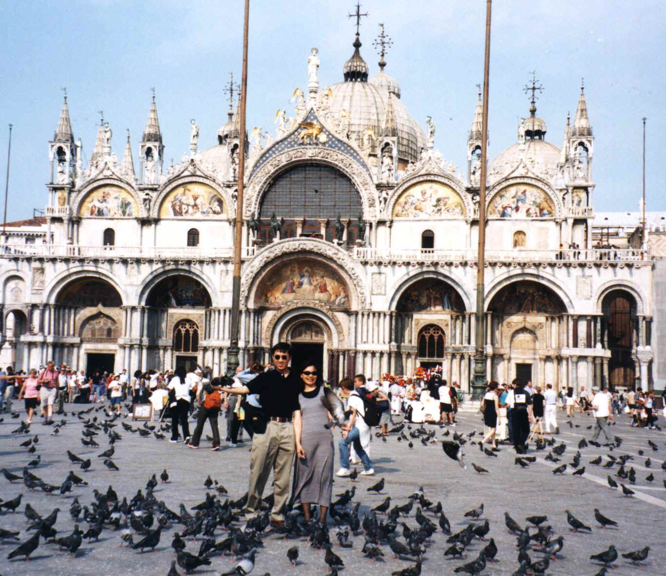 venice st mark's sq jj birds 2 gd.JPG (284382 bytes)