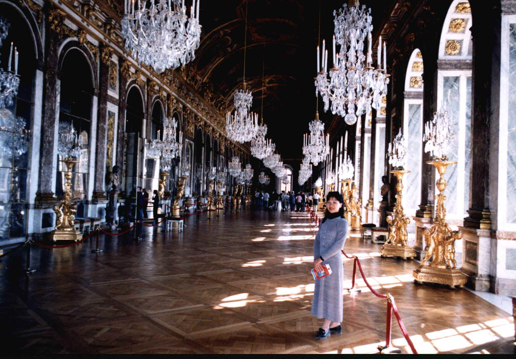 versaillles hall of mirror m.JPG (325018 bytes)